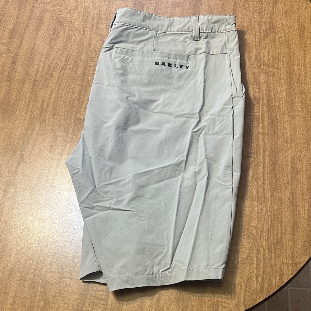 Oakley Light Gray Men’s Golf Shorts